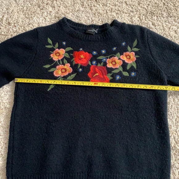 Large Wool blend sweater. Beautiful detail work - Picture 12 of 13